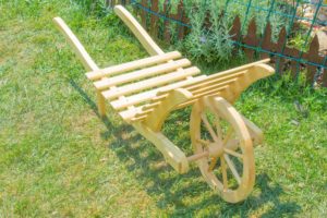 dekoracia do zaharady dreveny furik