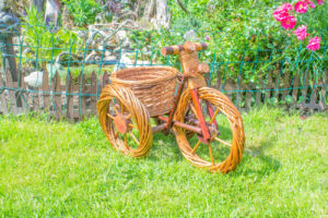 dekoracia do zahrady prutena motorka